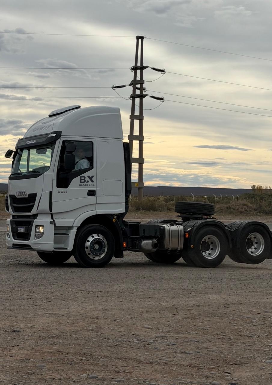 Tractor IVECO Hi-Way 440 de BACAX S.R.L.