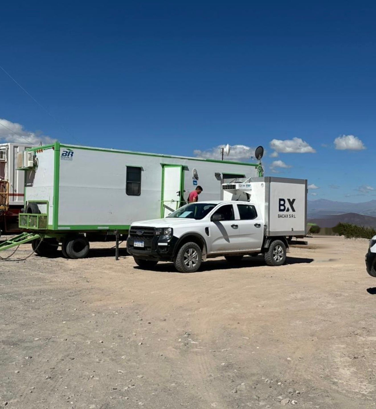 Camioneta BACAX S.R.L. operando en campo petrolero